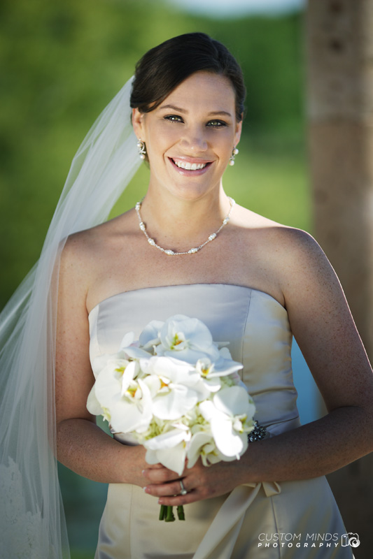 Bride posing with her bouquet by a pillar in Richmond Texas